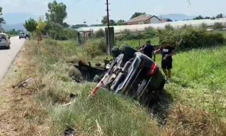 Aksident i rëndë në aksin Berat- Lushnjë! ‘Toyota’ i pret rrugën automjetit, e gjithë familja bie në kanal