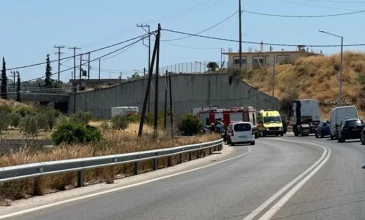 Aksident i rëndë në Greqi/ Furgoni i drejtuar nga një shqiptar përplaset me një mjet tjetër, 2 të persona të vdekur dhe 2 të plagosur