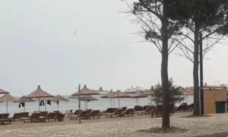 Boshatisen plazhet e Vlorës, reshjet intensive të shiut “mbyllin” pushuesit në shtëpi