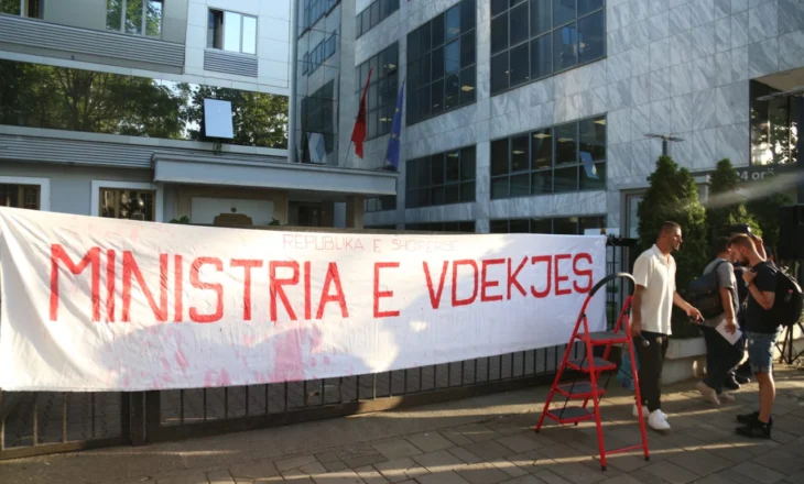 Citizens protest the abuses of doctors in front of the Ministry of Health: “What cannot be bought with money, can be bought with more money”