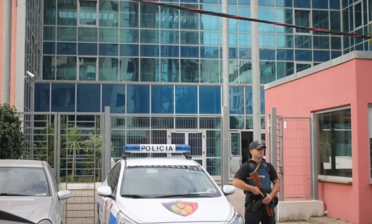 Dyshohet se ka humbur pasurinë me mikrokreditë/ Ngjarja e rëndë para ambienteve të SPAK, reagon policia: 63-vjeçari konsumoi fostoksinë