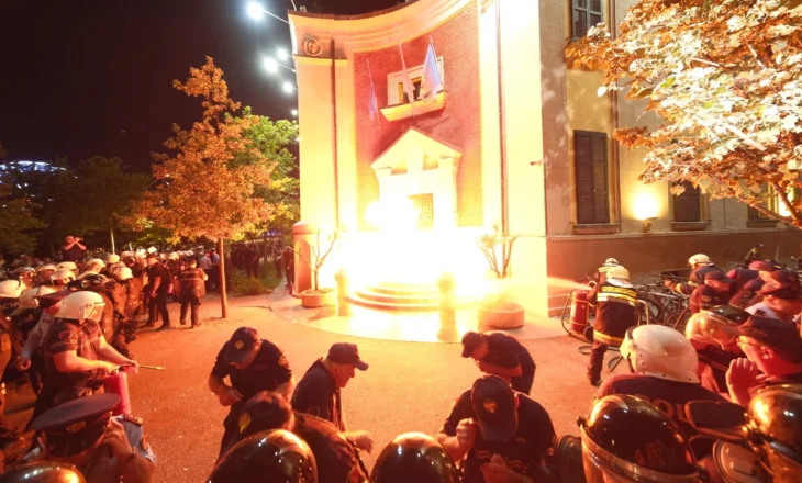 FOTO+VIDEO/ Pas kryeministrisë, protestuesit hedhin molotov edhe para bashkisë, i vendosin zjarrin! Shtyhen me forcat e policisë