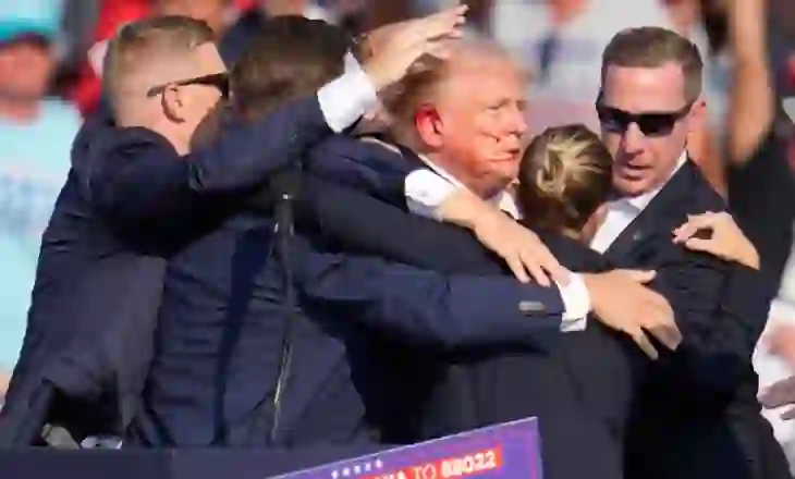 FOTO+VIDEO: Qëllohet me armë Donald Trump, largohet i gjakosur nga podiumi