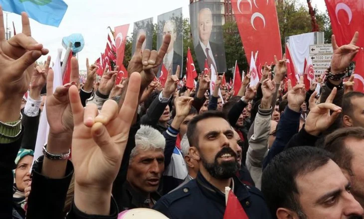 Futbolli rikthen tensionet mes Ankarasë dhe Berlinit, policia gjermane ndalon tifozët turq; sot në stadium edhe Erdogan