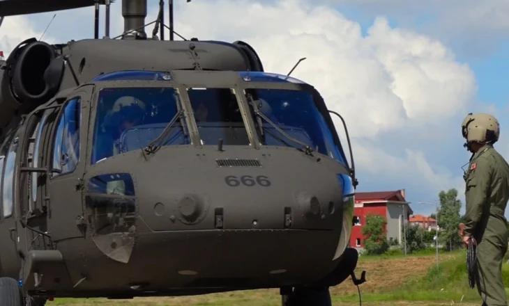 Helikopterët Black Hawk fluturojnë për herë të parë me pilotë shqiptarë