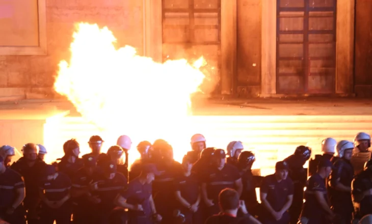 Hodhën flakadanë e molotovë në drejtim të Kryeministrisë gjatë tubimit të PD-së, procedohen penalisht 8 protestues