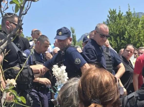 I rrethuar nga policë, Dritan Dajti merr pjesë në ceremoninë mortore të nënës