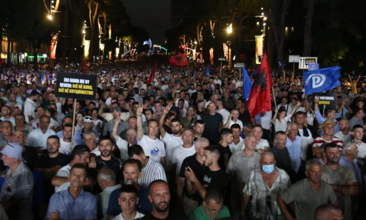 “Ka ende njerëz me shpirt opozitar”- Protesta para kryeministrisë dhe bashkisë, Lubonja skeptik: Nuk jam optimist se do ndryshojnë diçka