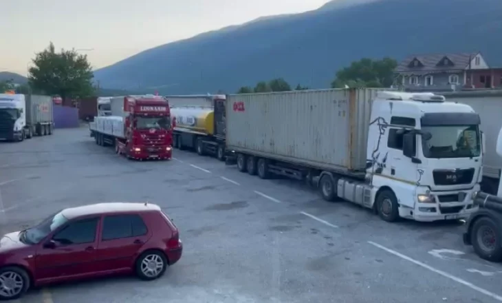 Kamionët bllokohen në kufi! Kosova ndalon lëvizjen e mjeteve të rënda nga ora 11:00 deri në orën 17:00