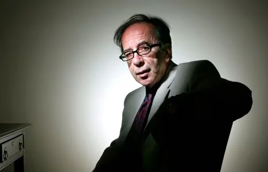 “Këmbënguli se nuk ishte një shkrimtar politik”- The Guardian: Shuhet Ismail Kadare, gjiganti i letërsisë shqipe