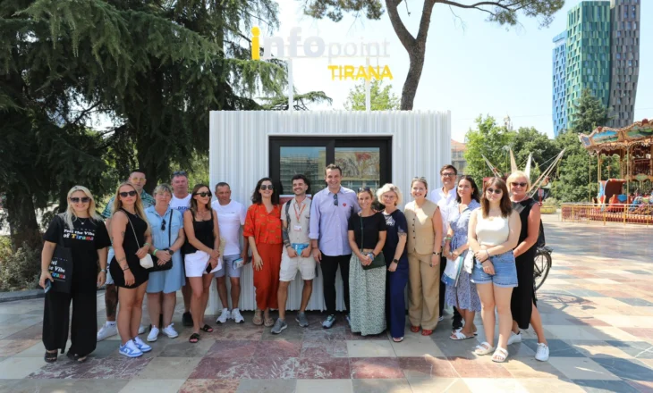 “Kemi 1 milion vizitorë në muaj”- Veliaj me guidat dhe turistët që vizitojnë Tiranën: Çdo turist është një ambasador për ne