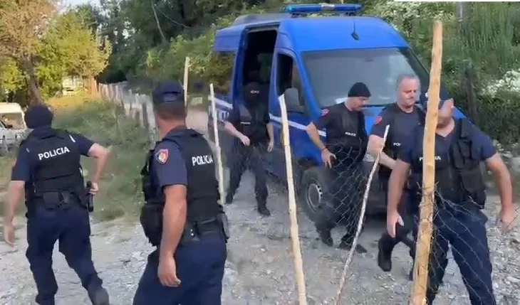 Kultivuan drogë në fshatrat në malësinë e Krujës, arrestohen 12 persona dhe shpallen në kërkim 4 të tjerë! Detajet nga operacioni