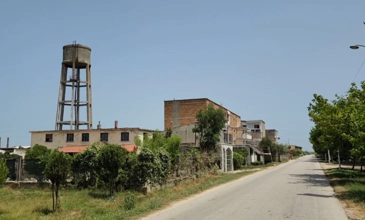 “Kur vjen uji ikin dritat”/ Banorët e fshatit Hoxharë në Fier në protestë: Situata përsëritet çdo verë