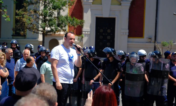 “Ky pushtet s’është në shërbim të qytetarëve”- Tubimi para Bashkisë, Balliu: Opozita do të qëndrojë më shumë se kurrë më 11 korrik! Protestojmë për drejtësi