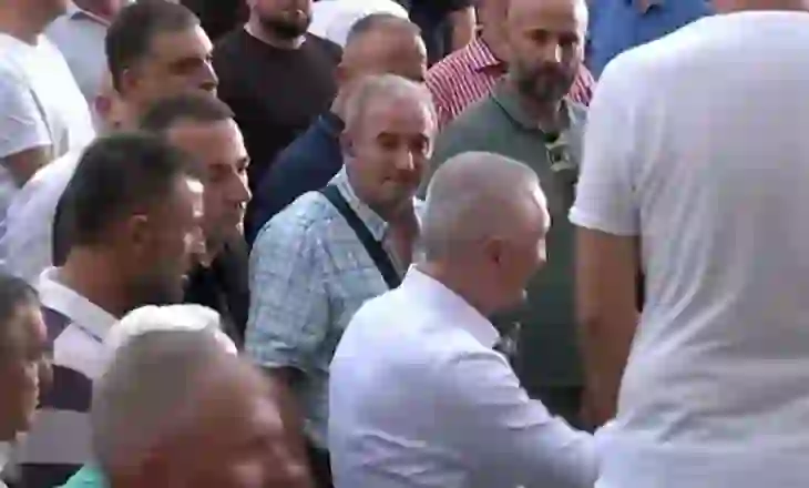 LIVE: Protesta para Kryeministrisë, bashkohet dhe Meta, Berisha i sheh nga dritarja