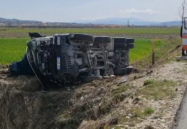 Memaliaj/ Mjeti i tonazhit të rëndë përmbyset në rrugë, ndërron jetë shoferi