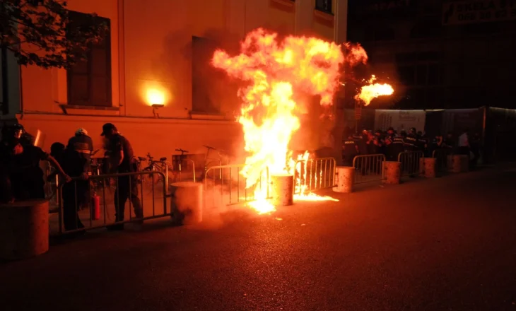 Momenti i panikut/ Molotovi i hedhur nga protestuesit bie mbi kokën e policëve!