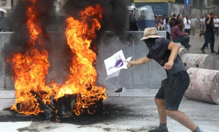 Opozita protestë para Bashkisë së Tiranës, Policia bllokon rrugën: Distancohuni nga dhuna