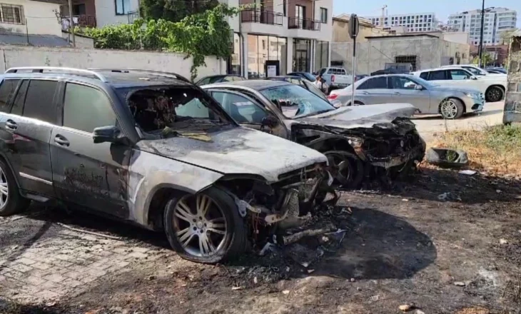 Pamjet/ Digjen dy automjete në Durrës gjatë natës, ishin parkuar pranë njëra-tjetrës! Detajet nga ngjarja