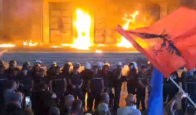 PAMJET/ Sali Berisha merr fjalën, protestuesit hedhin molotov drejt kryeministrisë