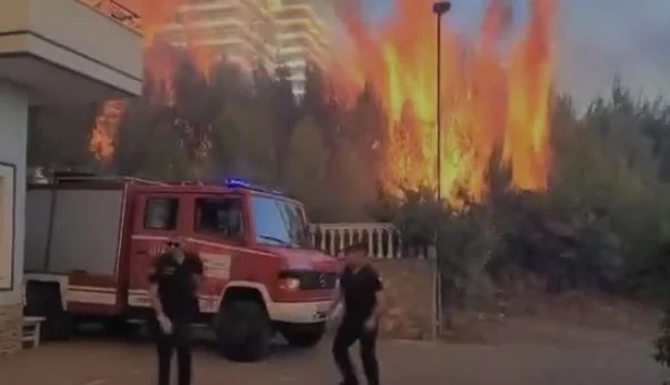 Pas Ranës së Hedhun, kurora e Shëngjinit në flakë, rrezikohen edhe varrezat