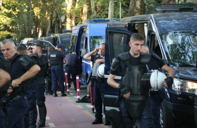 Protesta e opozitës, blindohet godina e Kryeministrisë (FOTO)