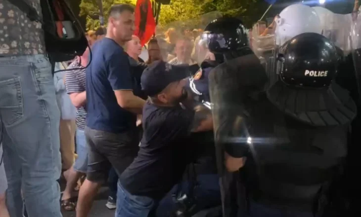 Protesta e opozitës/ Protestuesit përplasen me policinë para bashkisë