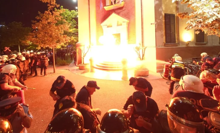 Protesta e opozitës/ Tym dhe flakë tek Bashkia e Tiranës