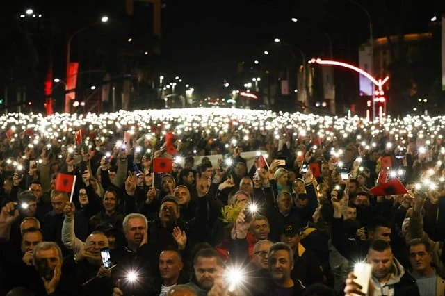 Protesta e PD-së, Meta: Shqiptarët e lirë dhe patriotë sot në shesh kundër Narkoshtetit! Erdhi fundi i regjimit të…