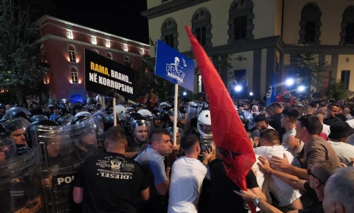 Protestuesit përplasen me Policinë tek Bashkia e Tiranës, lëndohet një efektiv