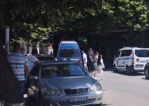 Sherr masiv mes të rinjve në Korçë, ndërhyn policia dhe i shoqëron në komisariat