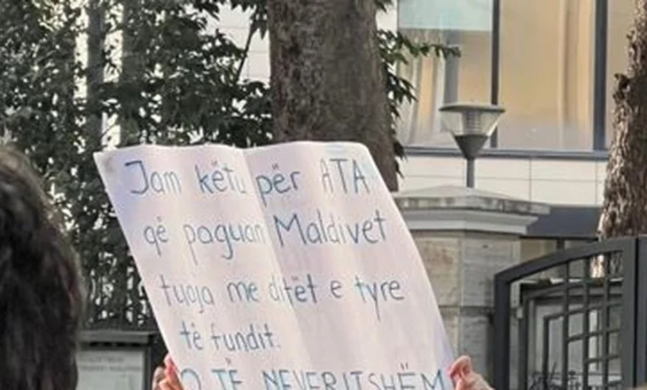 Skandali i Onkologjikut/ Sot protestë para ministrisë së Shëndetësisë: Vdekja falas