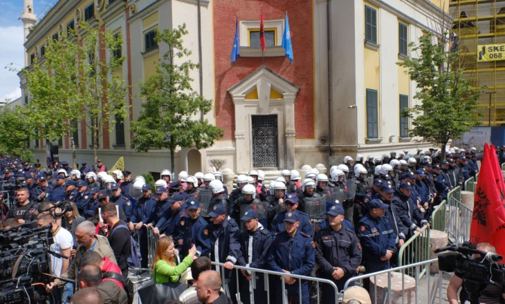 Sot protesta e opozitës para Bashkisë së Tiranës/ Policia me plan masash, ja si devijon trafiku