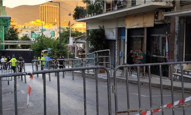 Të shtëna me armë në Greqi pranë stadiumit të Panathinaikosit, plagosen 3 tifozë; policia arreston 70 të tjerë