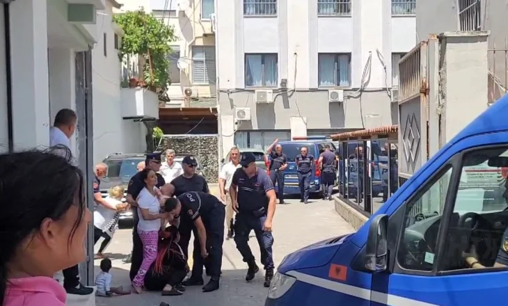 Tensione e ulërima jashtë Gjykatës së Durrësit! Disa gra përplasen me efektivët e policisë, njëra mban foshnjën në krahë dhe… Çfarë ndodhi