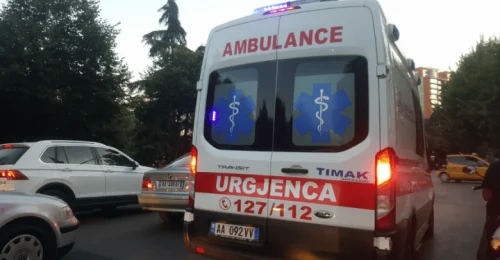 Tjetër tentativë vetëvrasjeje në Korçë! 62-vjeçarja konsumon fostoksinë, transportohet në spital për ndihmë mjekësore