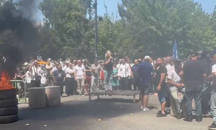 Tubimi i opozitës te Bashkia e Tiranës, protestuesit djegin goma