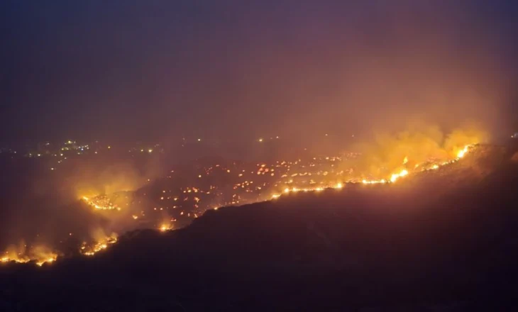 ‘Urgjent, na duhen vullnetarë!’ – Greqia në betejë gjithë natën me zjarret në Kios dhe Kos, evakuohen shtëpi e hotele