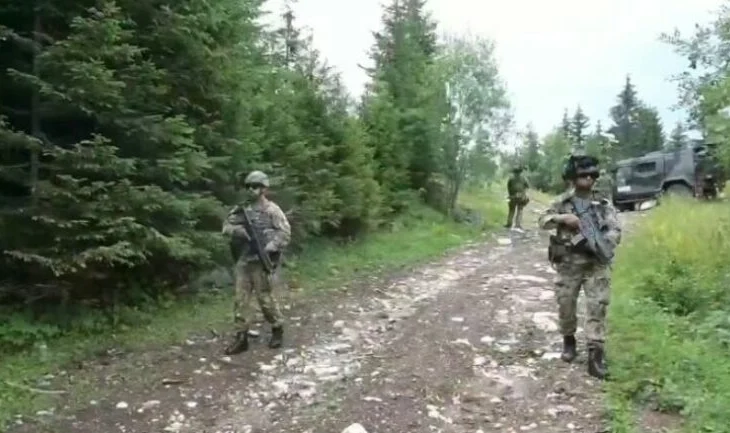(VIDEO) Forcat e KFOR-it lëvizin në vijën e kufirit me Serbinë: Po patrullojmë rregullisht