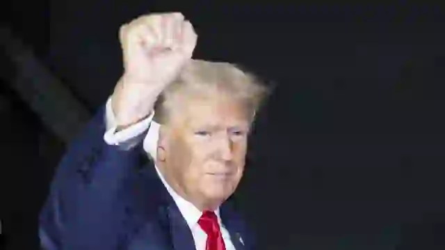 VIDEO: I fashuar në vesh, Trump bën daljen e parë publike dy ditë pas atentatit