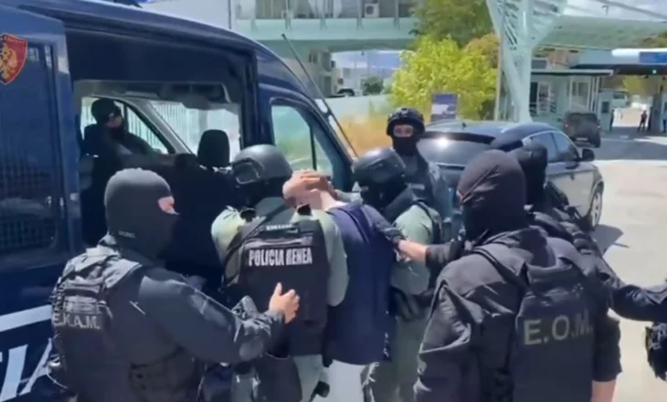 VIDEO/ I rrethuar nga forcat e policisë greke dhe shqiptare, momenti kur Laert Haxhia i dorëzohet RENEA-s