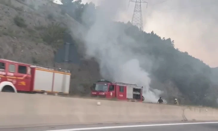 VIDEO/ Merr flakë makina në aksin Elbasan-Tiranë, zjarrfikësit në vendngjarje