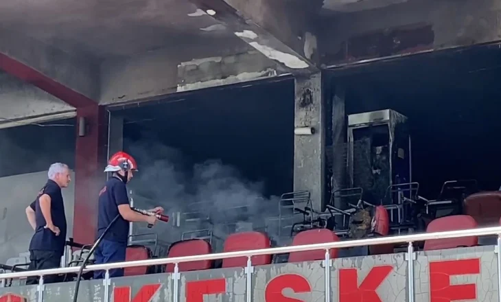 VIDEO/ Përfshihet nga flakët stadiumi i klubit të Skënderbeut, shikoni dëmet që ka shkaktuar zjarri! Tym i zi nga tribuna, digjen stolat