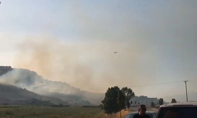 VIDEO/ Situatë kritike e zjarri në Dropull, flakët po u afrohen banesave. Bllokohet qarkullimi në aksin Gjirokastër – Kakavijë