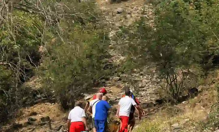 Video: Turistja spanjolle bie nga shkëmbi në Vjosë (pamjet e shpëtimit)