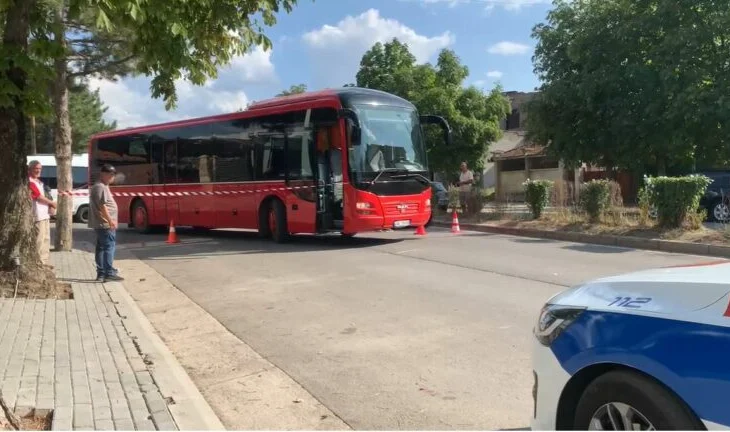 Aksident në Korçë, autobusi përplas një kalimtare