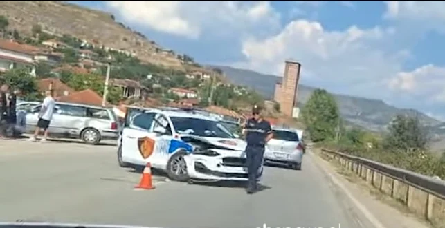 Aksidentohet makina e Policisë në Përrenjas! Plagoset efektivi