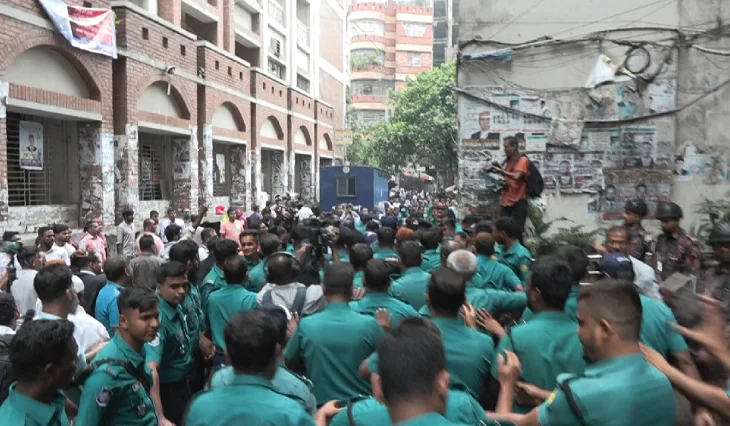 Bangladeshi arreston çiftin e gazetarëve për “nxitje dhune”ndaj protestuesve (fotot)