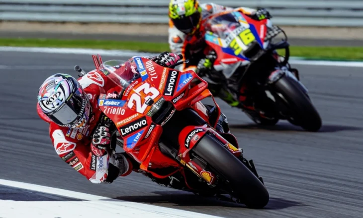 Bastianini triumfon në garën sprint në Silverstone, Martin e Espargaro në podium