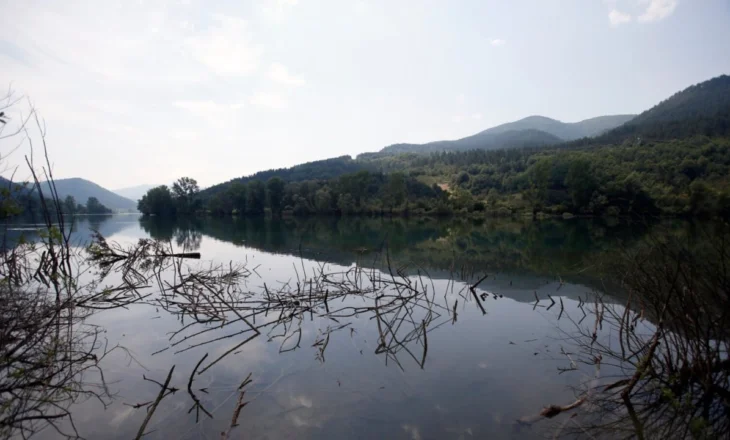 Fundoset një anije me emigrantë në lumin Drina! Po tentonin të kalonin nga Serbia në Bosnjë Hercegovinë, zhduken 7 persona